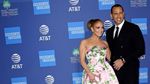 Usia Setengah Abad, Jennifer Lopez Tetap Kece dengan Gaun Floral