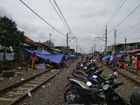 Warga Pesing Garden Jakbar Korban Banjir Bikin Tenda Pengungsian di Rel KA