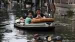 Banjir Masih Tinggi, Ojek Perahu Laris Manis di Pejagalan