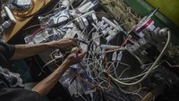 Hal itu dimanfaatkan sejumlah warga lainnya untuk membuka jasa pengisian daya listrik di sejumlah lokasi terdampak banjir, salah satunya di kawasan Kembangan, Jakarta Barat.