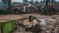 Penampakan sisa-sisa lumpur dan rumah warga yang rusak usai banjir bandang menerjang kawasan Desa Calung Bungur, Lebak, Banten, pada Kamis (2/1) kemarin. Banjir bandang yang menerjang kawasan itu diketahui terjadi pada Rabu (1/1) lalu. Antara Foto/Muhammad Bagus Khoirunas.