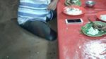 Melihat Lagi Meme Kocak Pria yang Makan Pecel Lele Saat Banjir