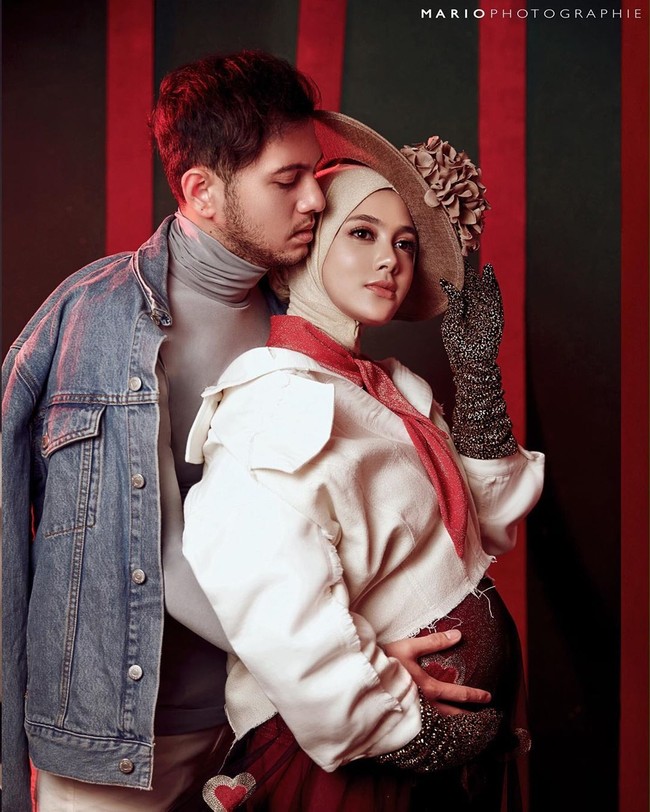 Biby sempat mengalami gangguan kehamilan yang menyebabkan ia harus dirawat di rumah sakit. Sebagai suami yang selalu siaga Rifky dengan sigap selalu ada di samping Biby. ”Foto mesra kita bertiga,doain kita dan si kecil yang didalam kandungan istriku tercinta sehat2 ya… love u @bibyalraen13 tetap semangat makan biar bayi kita sehat love u both. thanks @mariophotographie @iwanlatiff @obbymakeup . For made my wife even more prettier,” ungkap Rifky. Foto: instagram @bibyalraen13