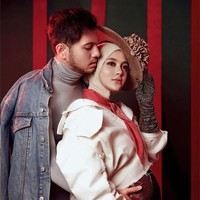 Biby sempat mengalami gangguan kehamilan yang menyebabkan ia harus dirawat di rumah sakit. Sebagai suami yang selalu siaga Rifky dengan sigap selalu ada di samping Biby. ”Foto mesra kita bertiga,doain kita dan si kecil yang didalam kandungan istriku tercinta sehat2 ya… love u @bibyalraen13 tetap semangat makan biar bayi kita sehat love u both. thanks @mariophotographie @iwanlatiff @obbymakeup . For made my wife even more prettier,” ungkap Rifky. Foto: instagram @bibyalraen13