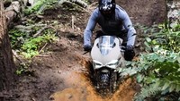 Ubahan yang terjadi pada motor sport asal Italia itu terbilang berhasil membuat motor ini menembus jalur berlumpur. Ubahannya terbilang sederhana. Foto: 2banh.vn