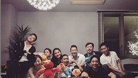 Berkumpul dengan teman-temannya, Ryochin disuguhi dengan makanan dan minuman oleh pemilik rumah. Momen tersebut juga diabadikan dengan berfoto bersama. Foto: Instagram @ryochin424