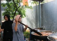 Keren! Meski Rumahnya Kebanjiran, Wanita Ini Tetap Jadi Relawan di Dapur Umum