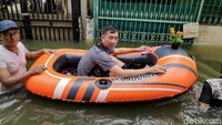 Perahu-perahu tersebut menyisiri rumah-rumah warga yang terendam banjir di kawasan Teluk Gong, Jakarta Utara.