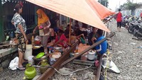 Dapur darurat juga didirikan warga di lokasi.