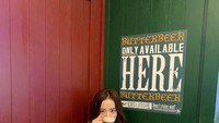Jisoo dengan baju santai berwarna putihnya ini mengabadikan momennya saat meminum butter beer. Foto: Instagram @sooyaaa__