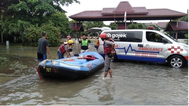 Gojek Bantu Evakuasi Korban Banjir & Galang Dana