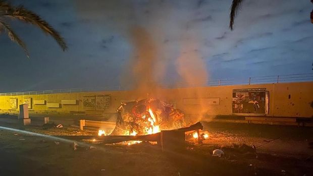 Foto yang dirilis kantor Perdana Menteri Irak ini menunjukkan sebuah kendaraan yang terbakar hebat usai serangan udara terjadi di kompleks Bandara Internasional Baghdad pada Jumat (3/1) pagi waktu setempat