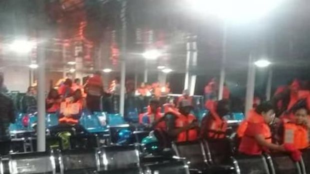 Penumpang berhasil dievakuasi.