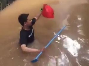 Cerita Kevin, Pria yang Viral karena Terjang Banjir untuk Antar Makanan