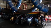 Tak sedikit warga yang membawa motornya ke bengkel tersebut untuk diservis karena menjadi korban banjir yang merendam Bekasi dua hari terakhir.