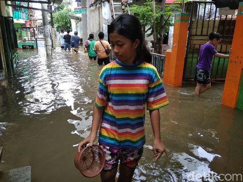 Banjir di Pesing Garden Jakbar, Anak-anak Berburu Ikan