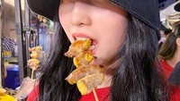 Disela-sela kesibukannya manggung bersama Twice, Momo tetap sempatkan untuk kulineran dan jajan di pasar malam.  Foto: Istimewa
