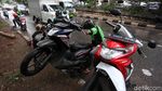 Aksi Pengendara Motor dan Mobil Terobos Banjir di Bekasi