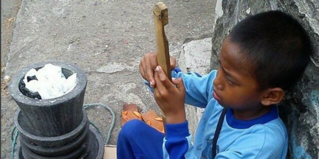 Pikul Beban Berat, Ini 5 Kisah Haru Penjual Cobek Keliling