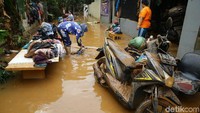 Terlihat beberapa warga mulai membersihkan beberapa pakaian.