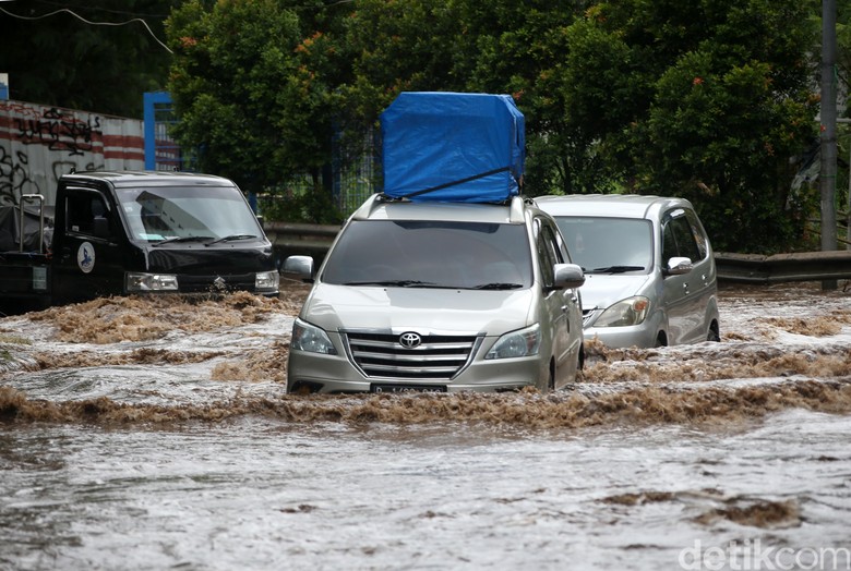 Banjir di Bekasi Banjir masih merendam kawasan Underpass Bekasi Barat, Bekasi. Para pengendara motor dan mobil pun nekat melintasi jalan yang terendam banjir tersebut.