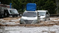 Sejumlah mobil nampak menerobos banjir yang masih merendam kawasan Underpass Bekasi Barat, Bekasi.