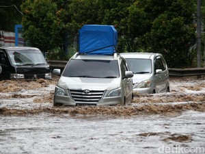Hiks! Jual Mobil Bekas Banjir Harganya Turun Puluhan Juta