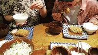 Walaupun sudah berpacaran, Heechul tetap berkomunikasi baik dengan teman satu grupnya. Ia pun sempat mengabadikan momen kuliner bersama temannya saat masih lajang. Foto: Instagram @kimheenim