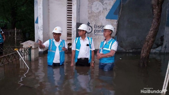Wakil Direktur Utama PLN Darmawan Prasodjo melakukan inspeksi ke gardu listrik yang terendam banjir. Salah satunya di Rawa Buaya, Kecamatan Cengkareng.