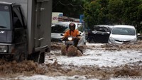 Tak sedikit pengendara motor maupun mobil yang nekat menerobos banjir di kawasan itu demi dapat beraktivitas sehari-hari.