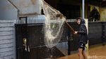 Asyiknya Warga Berburu Ikan di Kala Banjir