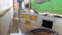 Meski mulai surut, namun air masih menggenangi pemukiman di Kedoya Utara.