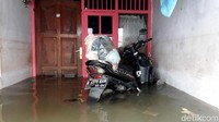 Sebuah sepeda motor masih terendam banjir.