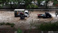 Sejumlah kendaraan melintasi kawasan Underpass Bekasi Barat, Bekasi, yang masih terendam banjir, Jumat (3/1/2020).