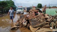 Banjir Mulai Surut, Lumpur-Sampah Penuhi Permukiman di Kampung Pulo Jaktim