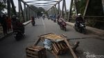 Jembatan Kali Bekasi Alami Pergeseran Akibat Luapan Sungai