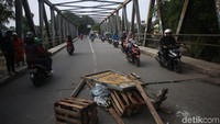 Hanya sepeda motor yang diperbolehkan melintas.