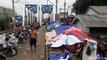 Warga Kedoya Dirikan Tenda Darurat di Jalur Kereta Api