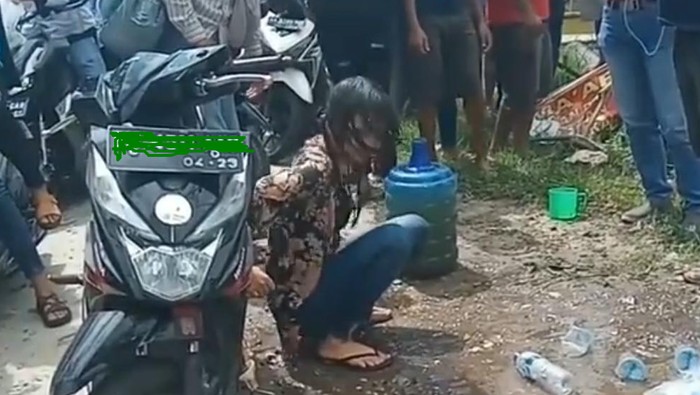 Viral video wanita menggeleng-gelengkan kepalanya. (Foto: Screenshot video)