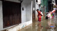 Warga kembali ke rumah setelah sempat mengungsi beberapa hari.