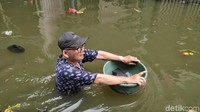 Kondisi banjir yang belum surut tersebut tentunya mengganggu aktivitas warga. Keberadaan perahu itu pun menjadi andalan warga untuk beraktivitas maupun mencari logistik.
