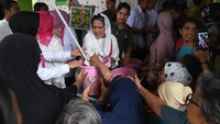 Ibu Negara Iriana Joko Widodo mengunjungi korban banjir di Periuk Jaya Permai, Tangerang, Banten, Jumat (3/1/2020). Antara Foto/Akbar Nugroho Gumay.