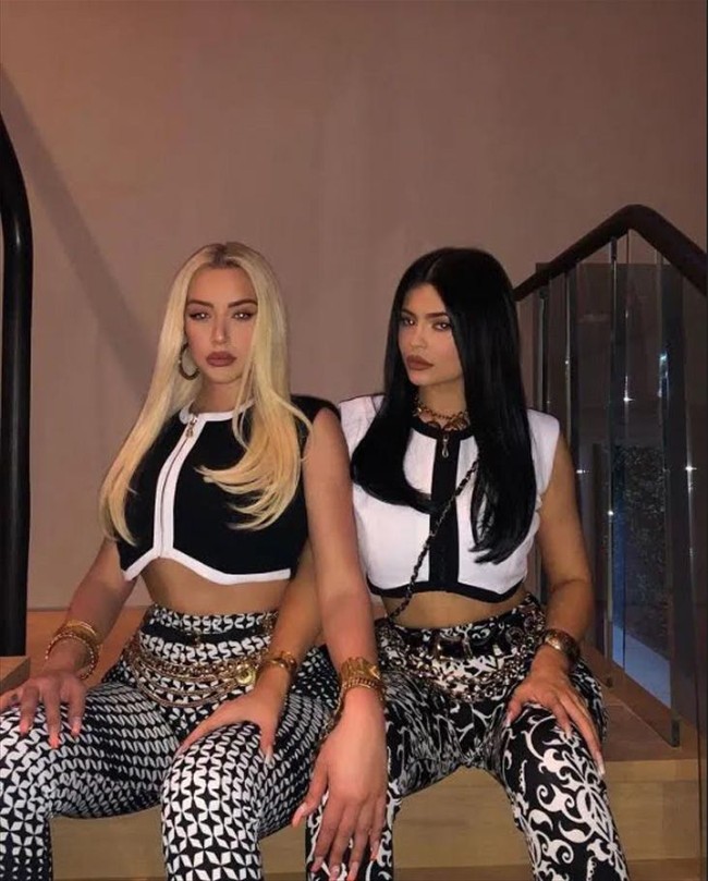 Memakai pakaian senada dengan warna monokrom, Kylie dan Stassie berpose fierce. Dekat dengan Kylie, membuat Stassie pun ikut jadi populer. Followers-nya di Instagram mencapai 6,7 juta.  Foto: Instagram