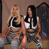 Memakai pakaian senada dengan warna monokrom, Kylie dan Stassie berpose fierce. Dekat dengan Kylie, membuat Stassie pun ikut jadi populer. Followers-nya di Instagram mencapai 6,7 juta.  Foto: Instagram