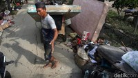 Sampah sisa banjir menumpuk di Jalan Wijaya Kusuma, Duren Jaya, Kota Bekasi.