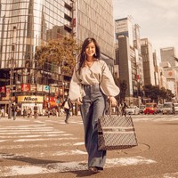 Wanita yang hobi travelling itu pun kerap memamerkan koleksi tas mewahnya. Dalam foto saat ia tengah berlibur di Tokyo ini, Titan menggunakan tas Dior custom dengan tertulis namanya.  Foto: Instagram @titantyra