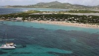 Tersembunyi di sebuah teluk di Pulau St Martin, ada Club Orient Resort yang semi nudis. Optional Clothing berlaku di seluruh area penginapan. Berada di area pulau, hotel ini bekerja sama dengan layanan pelayaran untuk menawarkan perjalanan nudis di sekitar pulau. (Trivago)