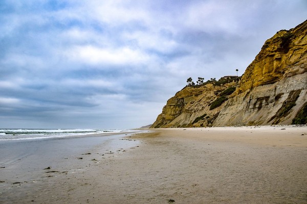 Black Beach di La Jolla, California pernah jadi satu-satunya pantai nudis di Amerika Serikat. Selama lebih dari 50 tahun, pantai ini menjadi tempat liburan bagi siapa pun yang mau mendekatkan diri ke alam sambil telanjang bulat. (iStock)