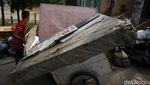 Sampah Sisa Banjir Menumpuk di Jalan Wijaya Kusuma