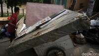 Sampah ini dibuang oleh warga sekitar yang sebelumnya menjadi korban banjir.
